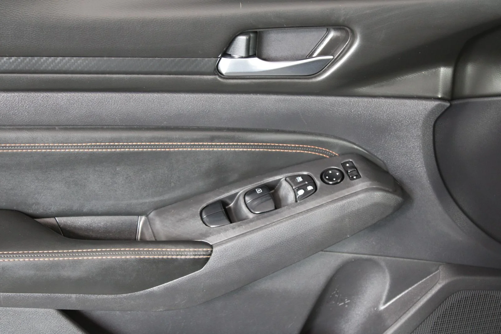 Used 2019 Black Nissan 2.5 SR image 12