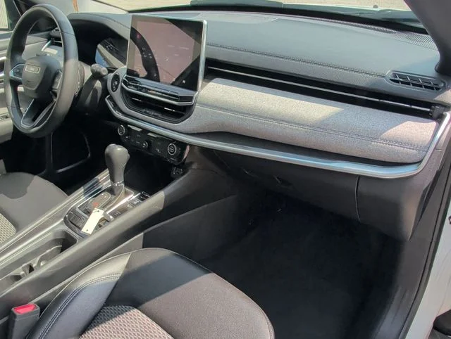 Used 2024 White/off-white Jeep Latitude image 29