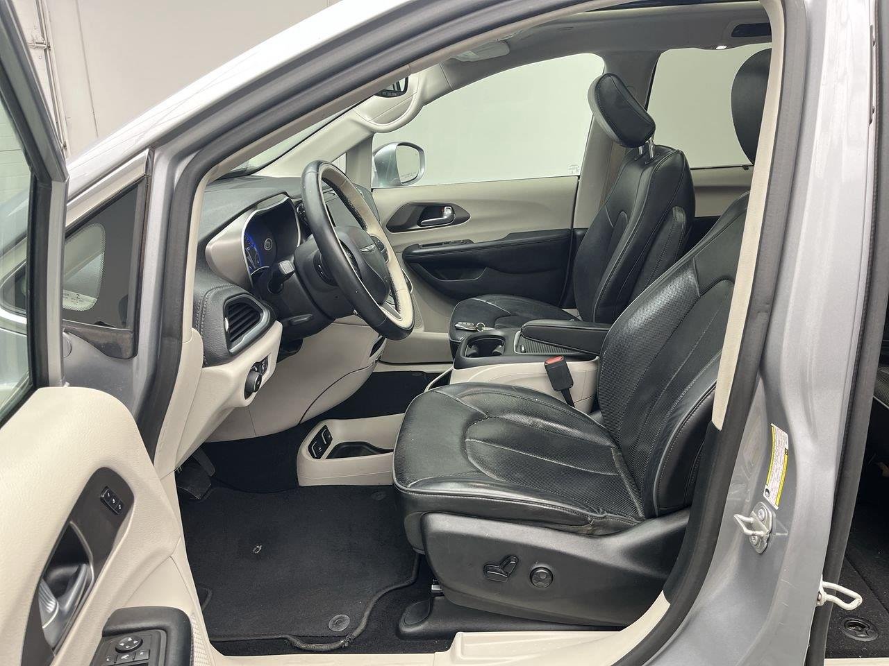 Used 2018 Billet Silver Metallic Clearcoat Chrysler Limited image 3