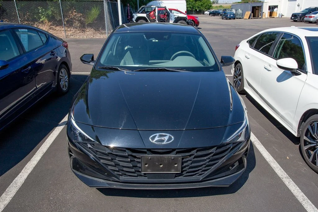 Used 2022 Phantom Black Hyundai SEL image 2