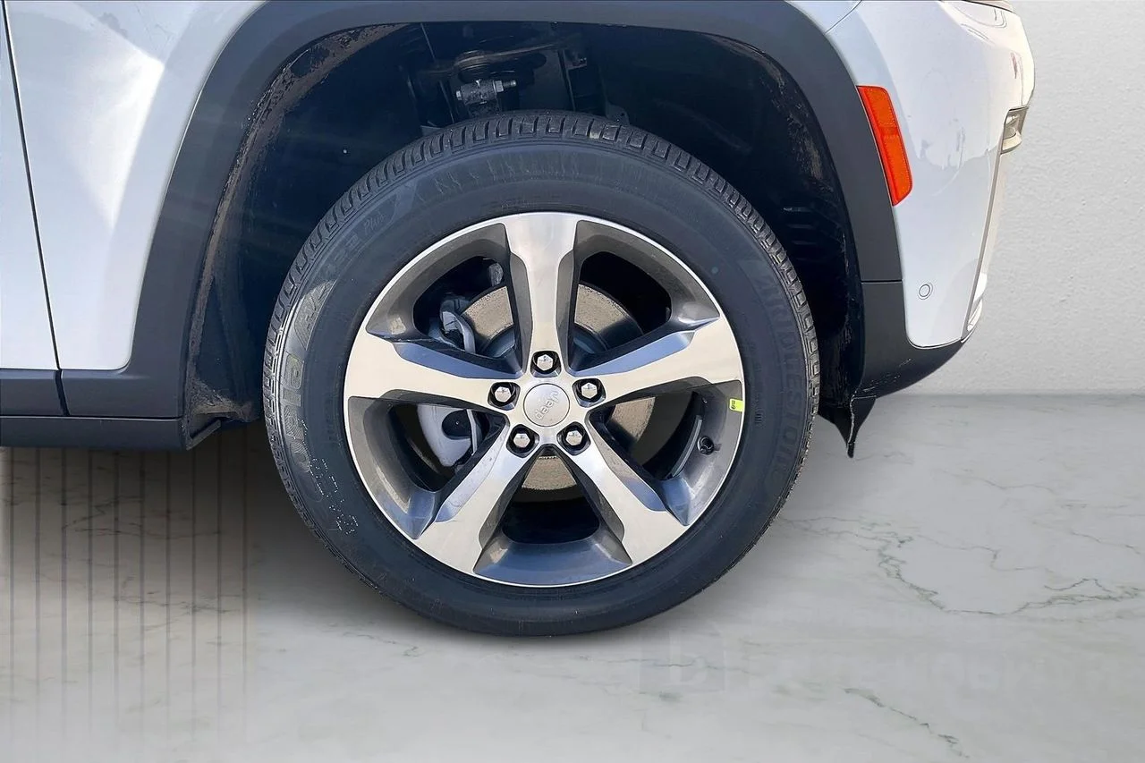 New 2026 Bright White Clear-Coat Exterior Paint Jeep Limited image 34