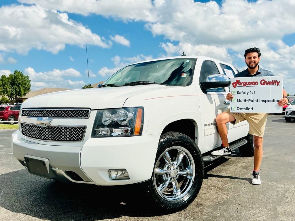 SUMMIT WHITE 2010 Chevrolet Avalanche LT 4WD Pickup Truck Four-Wheel Drive