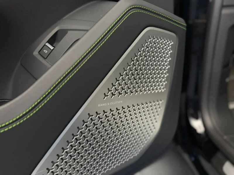 Used 2022  Lamborghini Sport Utility 4D image 28