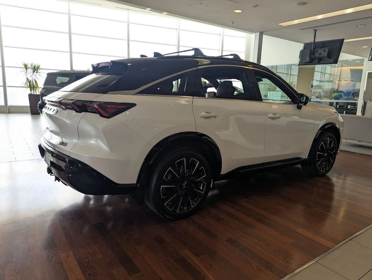 New 2027 2T RAD WHT INFINITI Autograph AWD image 5