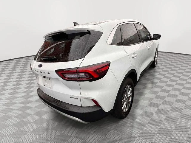 Used 2023 Oxford White Ford Active image 2