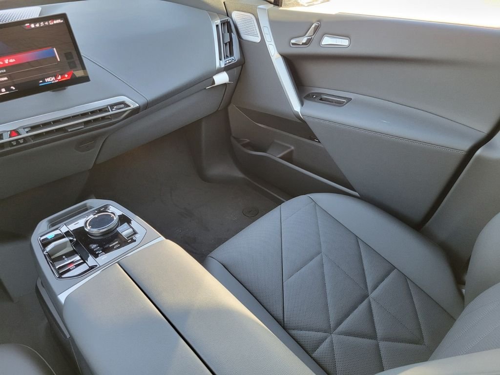2025 BMW iX M60 - Photo 16