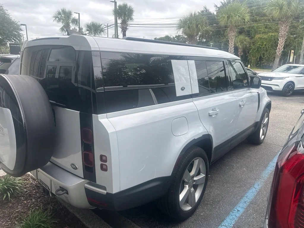 Used 2023 Yulong White Metallic Land Rover SE image 5