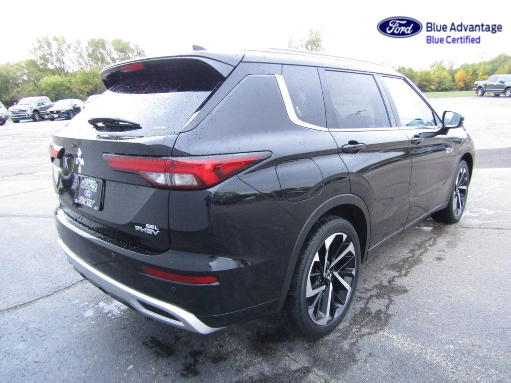 Certified Used 2024 Labrador Black Pearl Mitsubishi SEL image 7