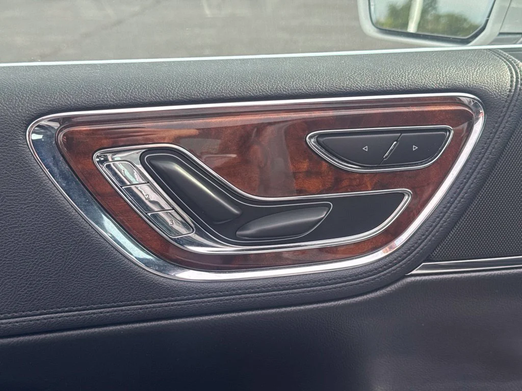 Used 2018 White Lincoln Select image 34