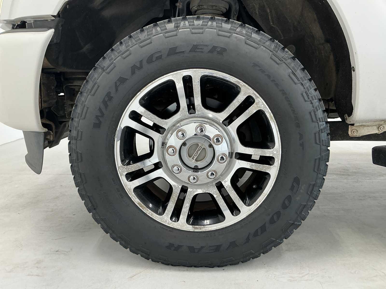 Used 2016 White Platinum Metallic Tri-Coat Ford Platinum image 9