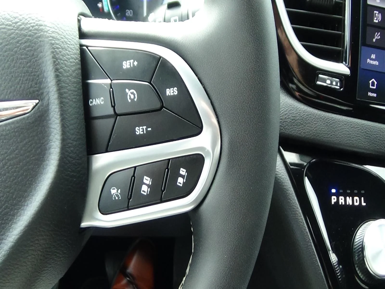 Used 2025 Bright White Clear Coat Chrysler Select image 22