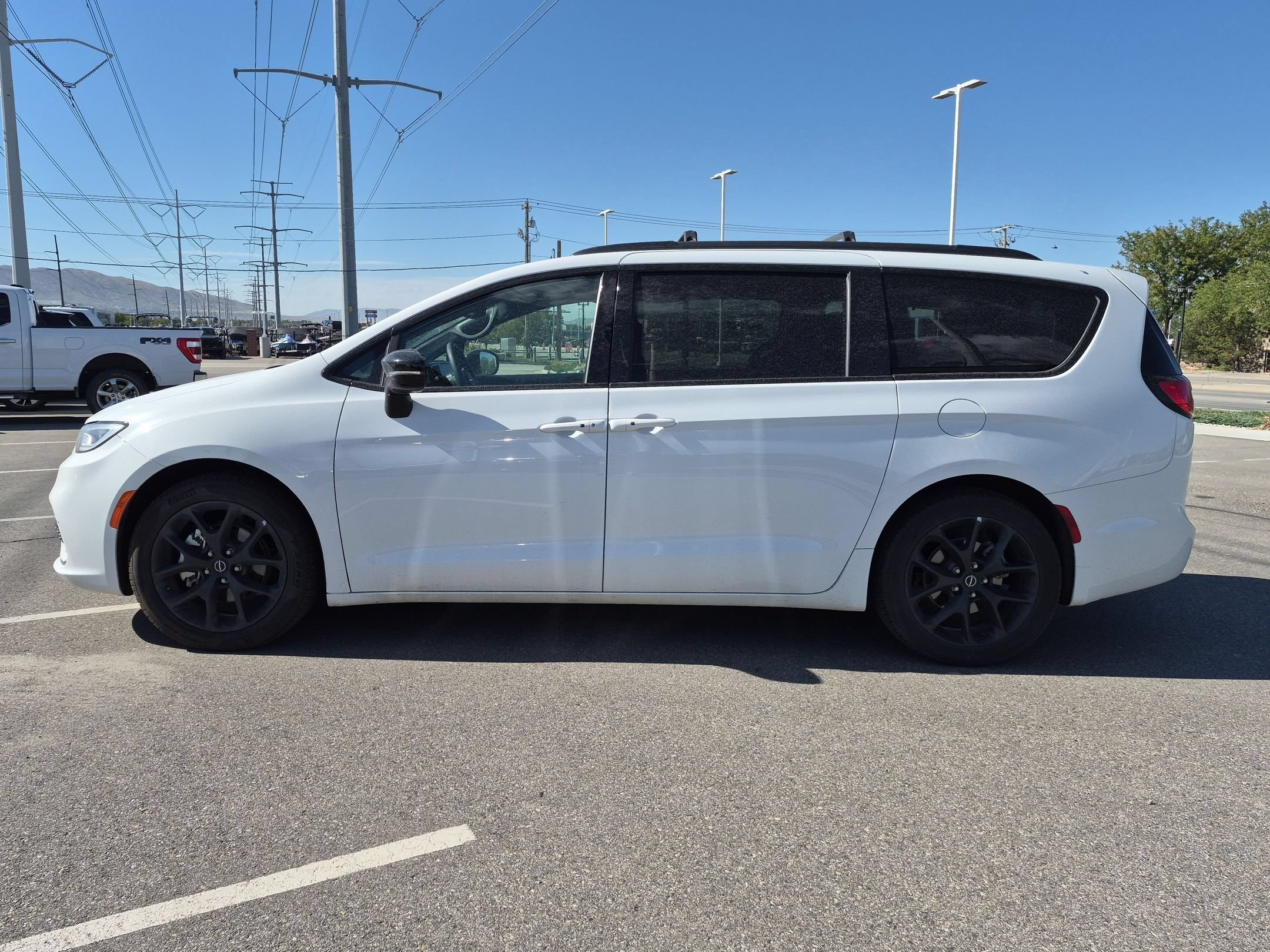 Used 2025 Bright White Clearcoat Chrysler Limited image 7