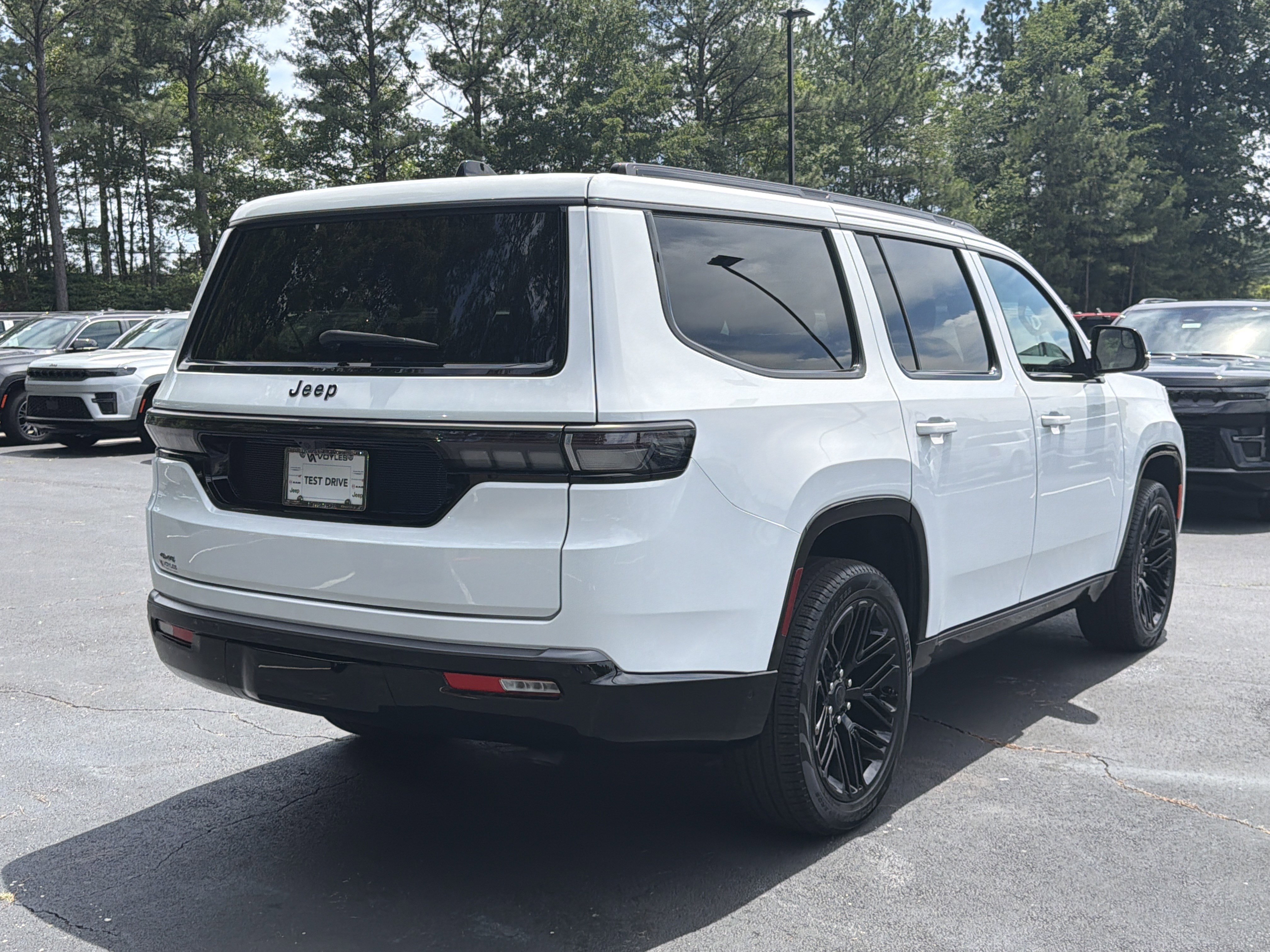 New 2026 Bright White Clear-Coat Exterior Paint Jeep Limited Reserve image 8