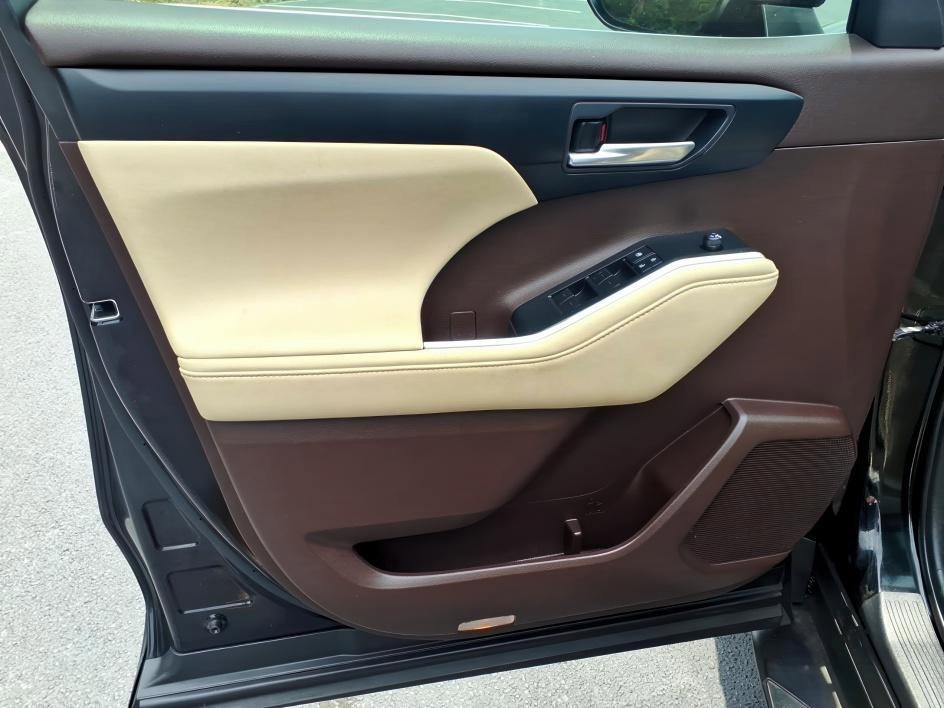 Used 2020 Midnight Black Metallic Toyota Hybrid XLE image 18