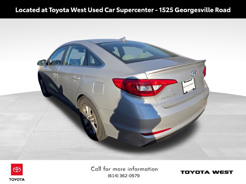 Used 2017 Silver Hyundai SE image 4