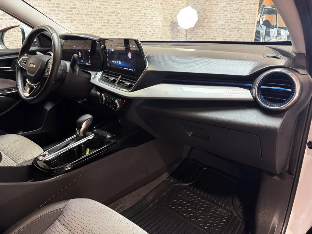 Used 2025 Summit White Chevrolet LT image 12
