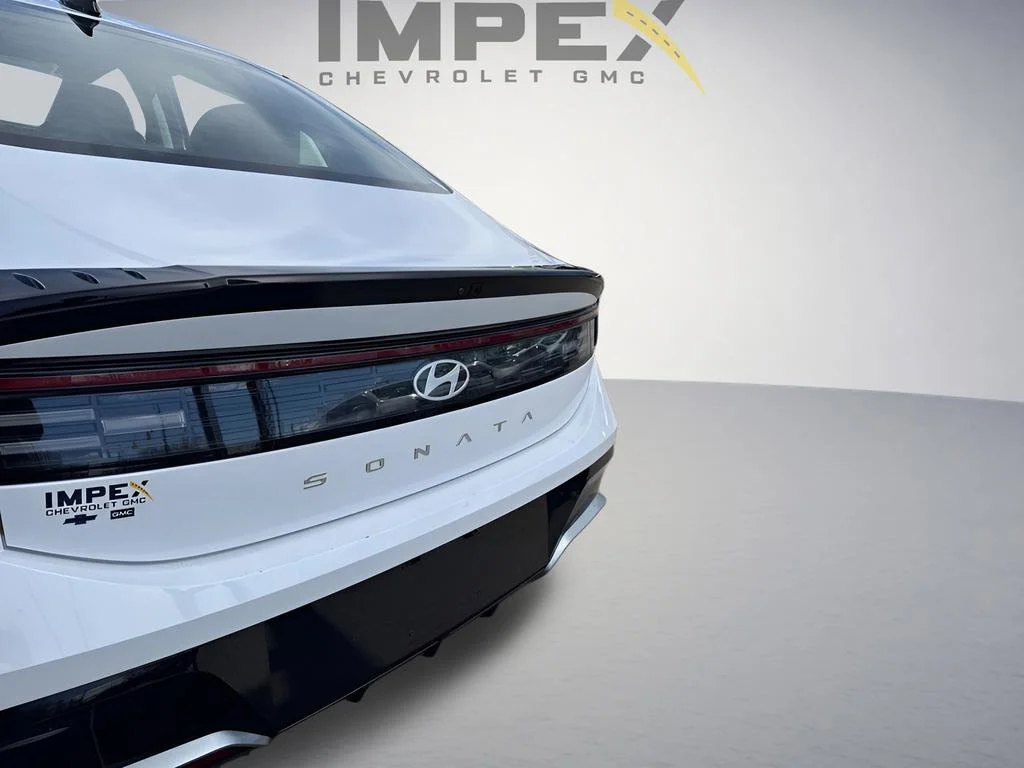 Used 2025 White Hyundai SEL image 33