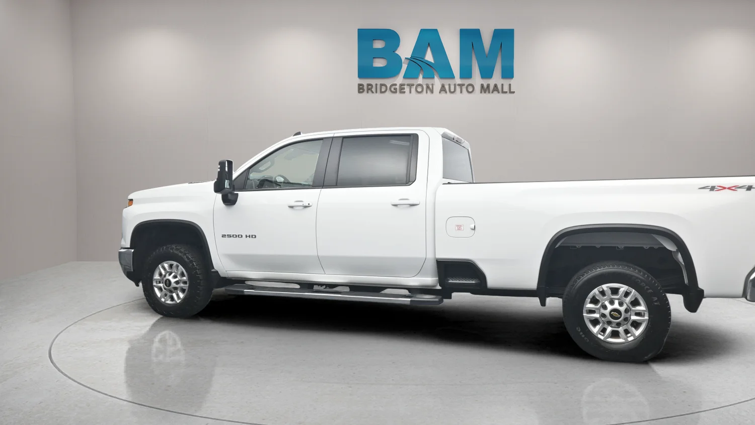 Used 2025 White Chevrolet LT image 4