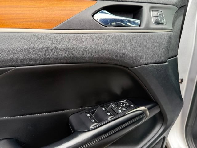 Used 2017 Ingot Silver Lincoln Select image 25
