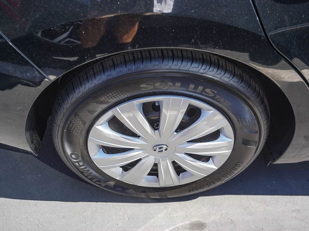 Used 2019 Black Hyundai SE image 8