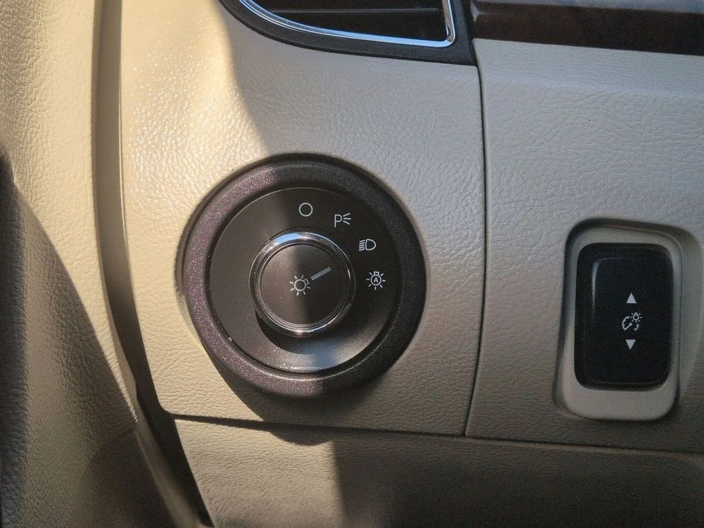 Used 2011 White Platinum Clearcoat Metallic Ford SEL image 21