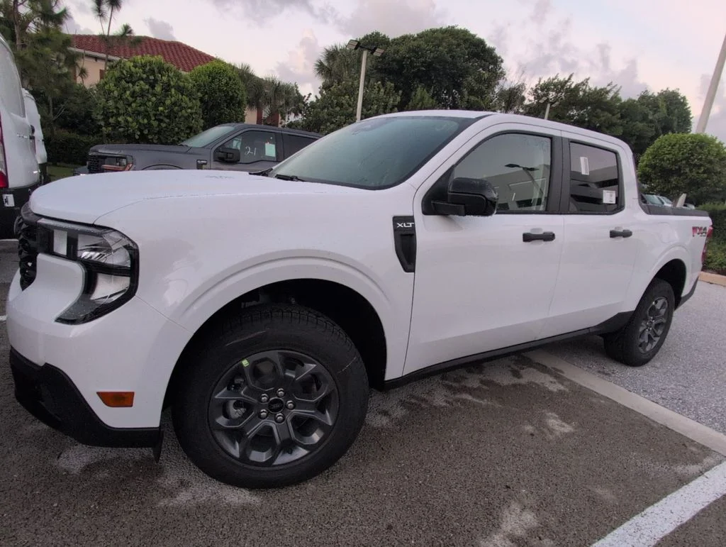 New 2025 Oxford White Ford XLT image 4