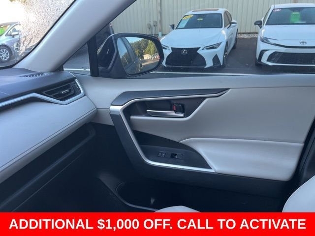 Used 2023  Toyota XLE Premium image 30