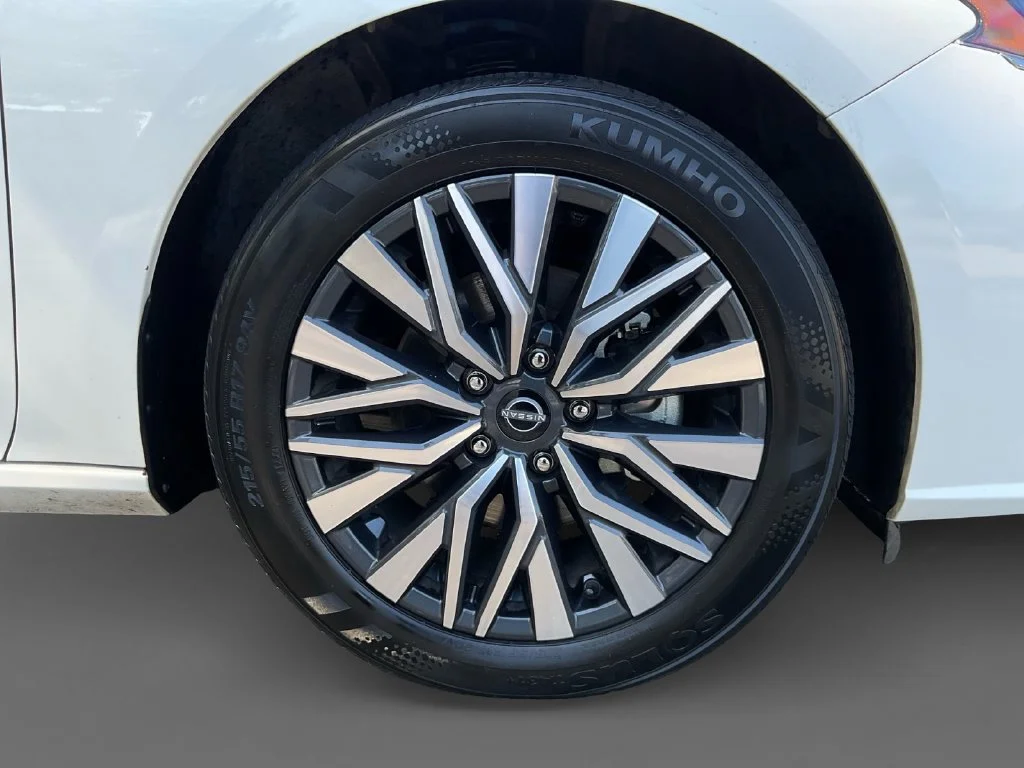 Used 2025 White Nissan 2.5 SV image 16