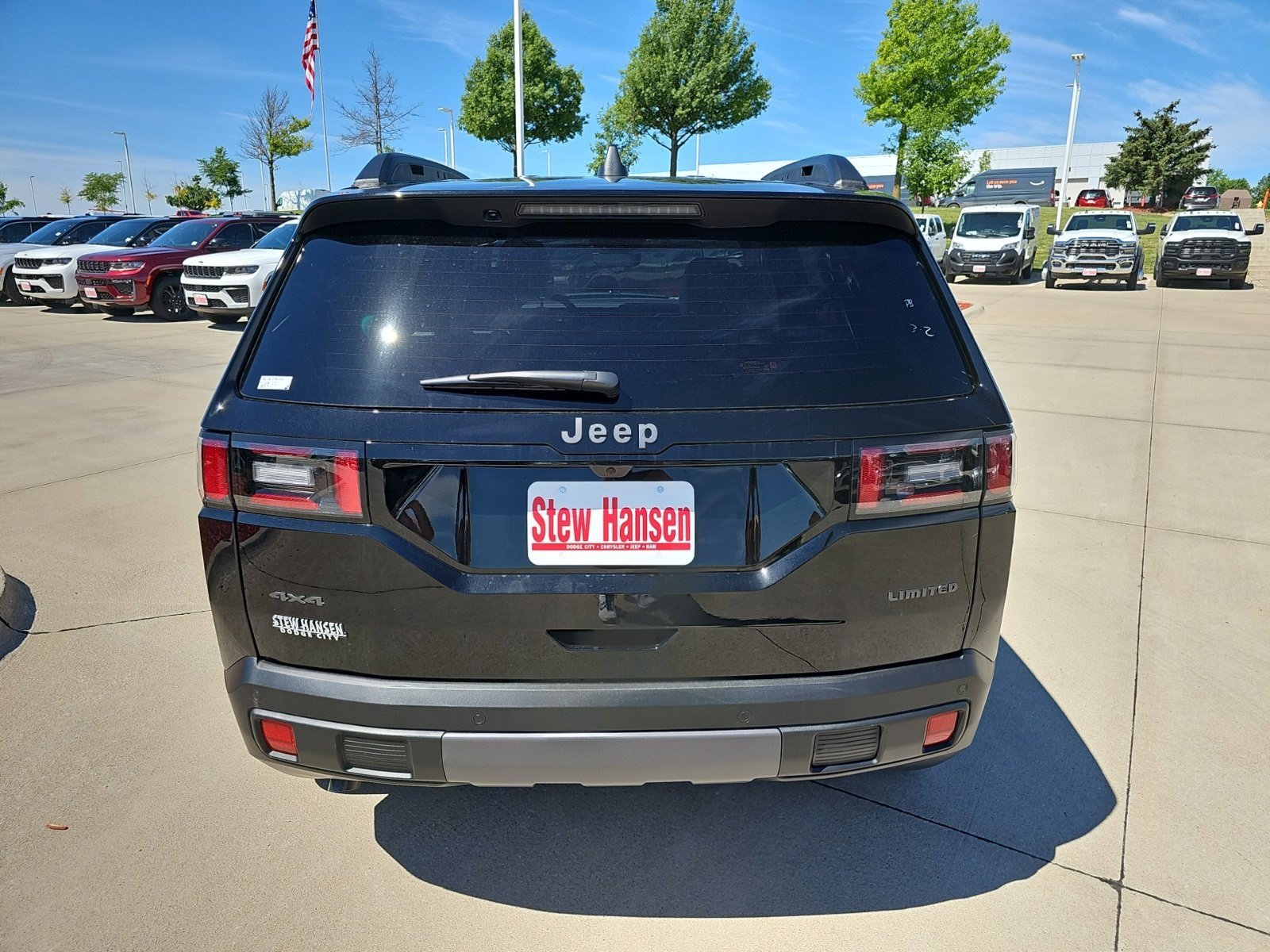 New 2026 Diamond Black Crystal Pearlcoat Jeep Limited image 4