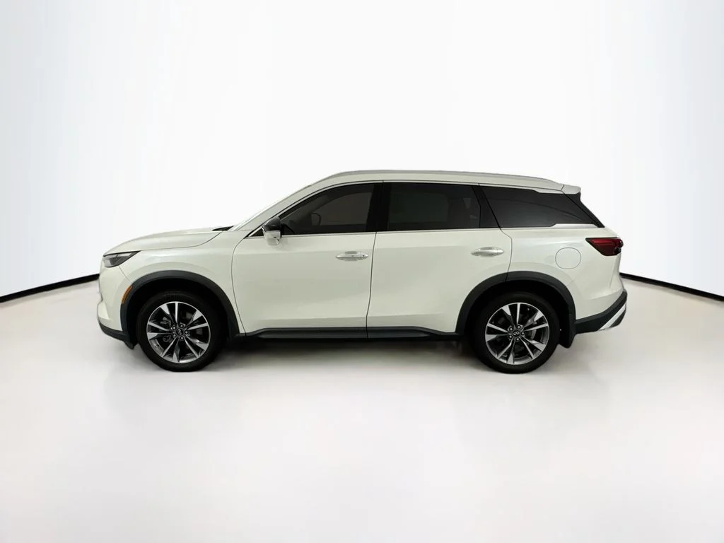 Used 2022 White INFINITI LUXE image 8