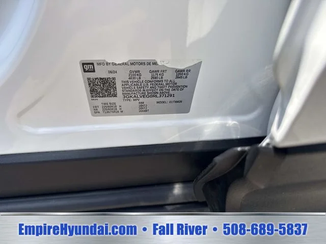 Used 2024 White GMC SLT image 30