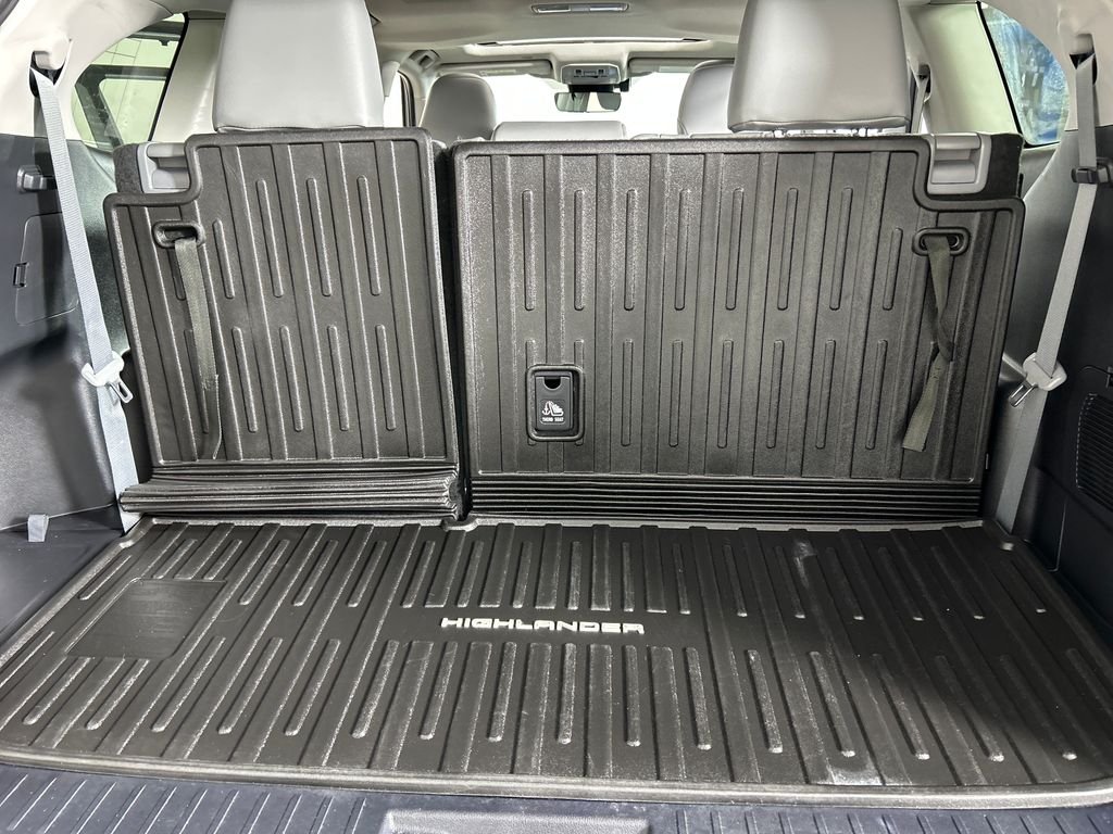 Used 2021 Silver Toyota XLE image 22