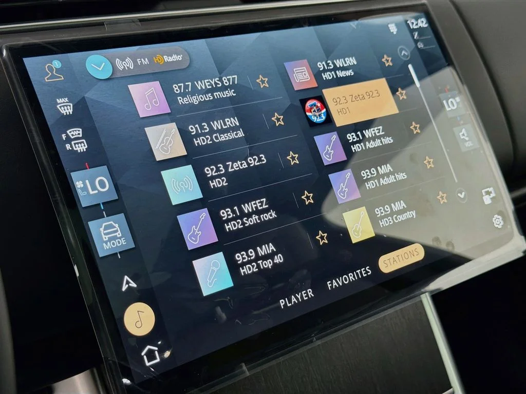 New 2026 Santorini Black Land Rover SE image 15