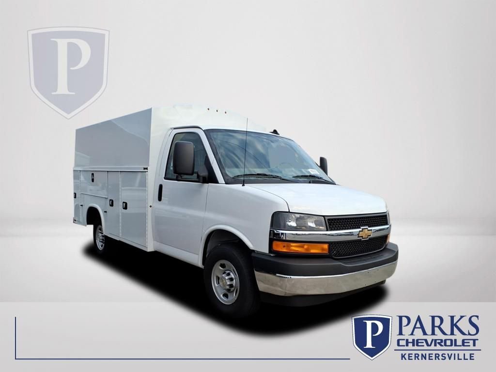 2025 Chevrolet Express Cutaway Base