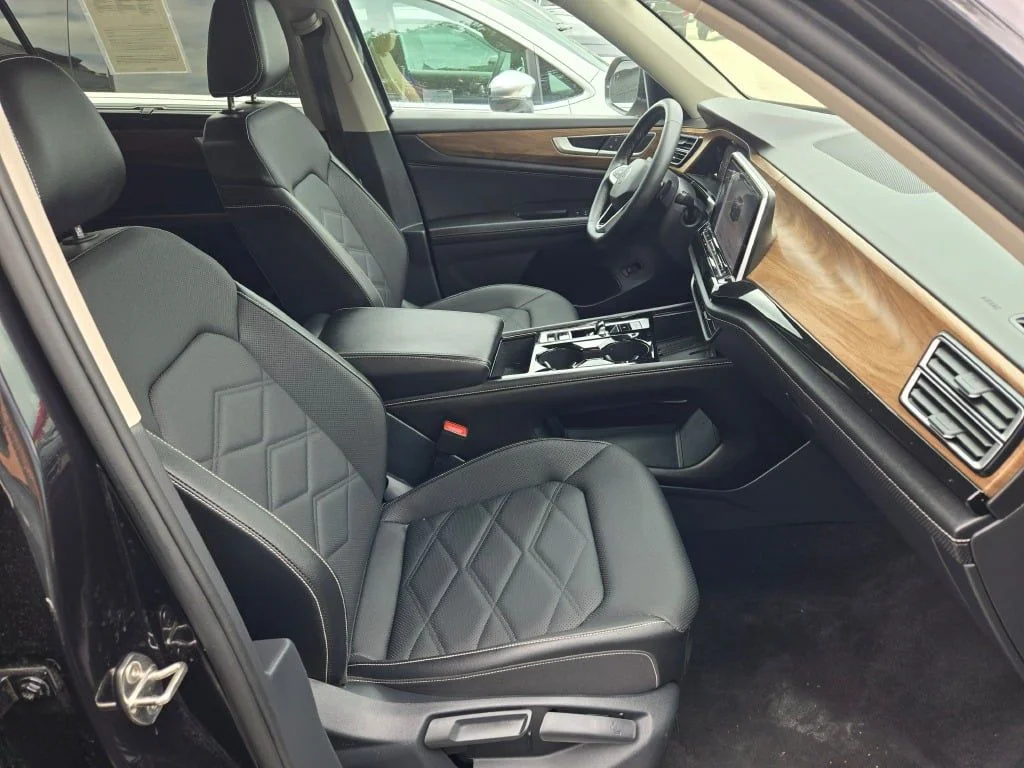 Used 2025 Gray Volkswagen 2.0T SE w/Technology image 6