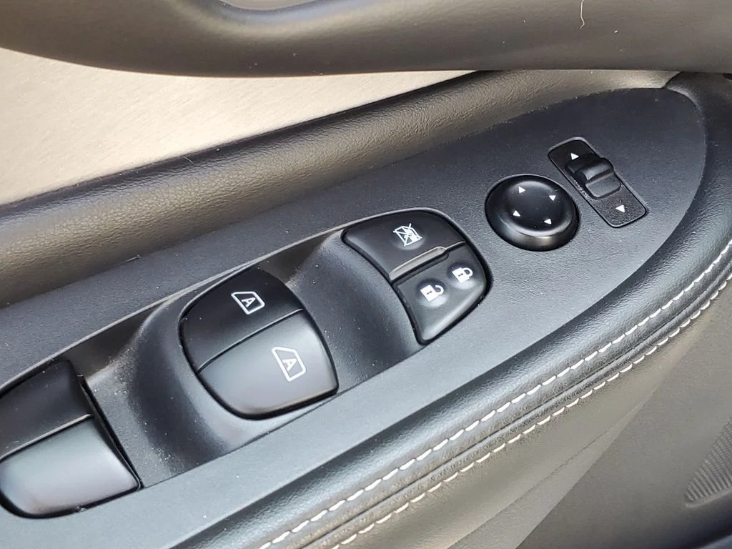 Used 2020 White Nissan S image 27