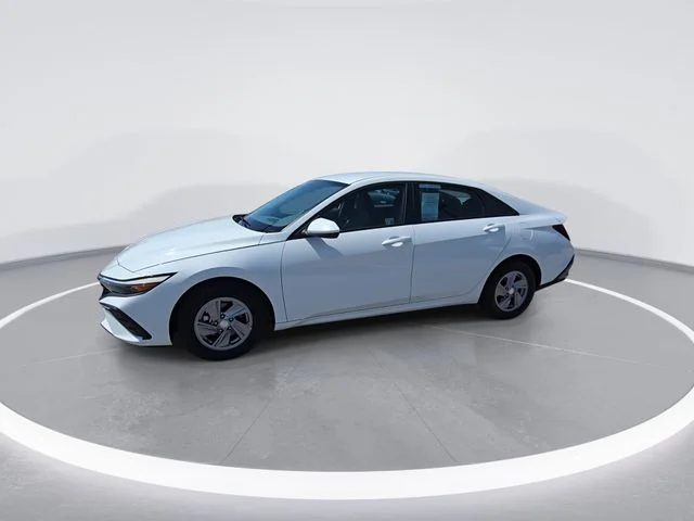Used 2025 White Hyundai SE image 5