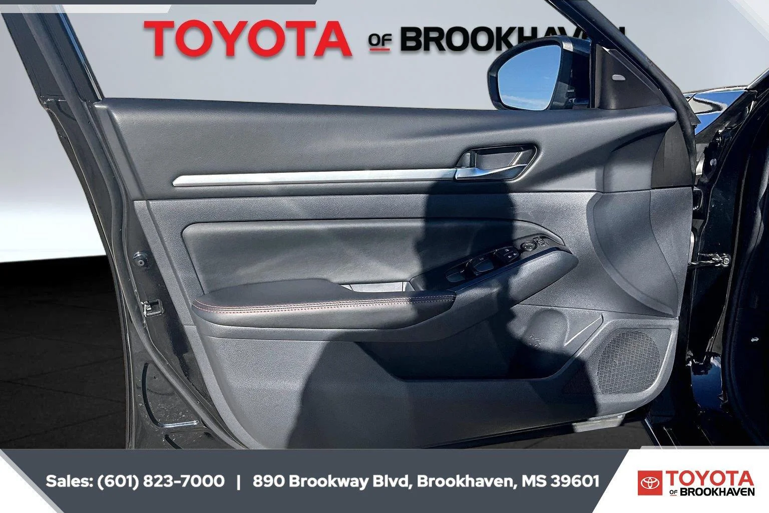 Used 2025 Super Black Nissan SR image 17