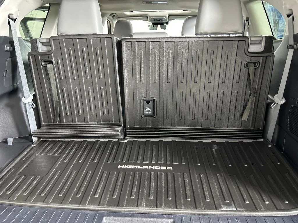 Used 2021 Silver Toyota XLE image 22