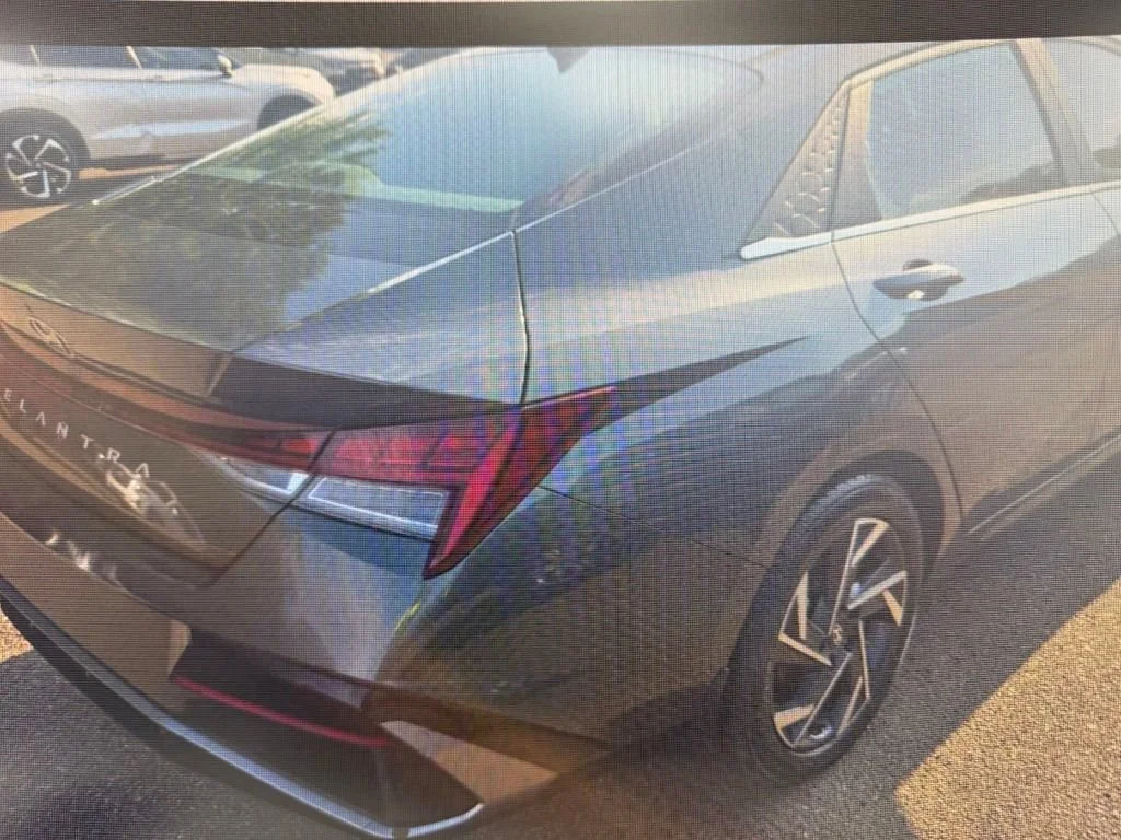 Used 2024  Hyundai SEL image 2