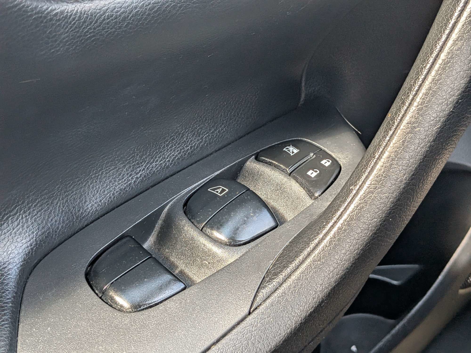 Used 2018 White Nissan 2.5 S image 24