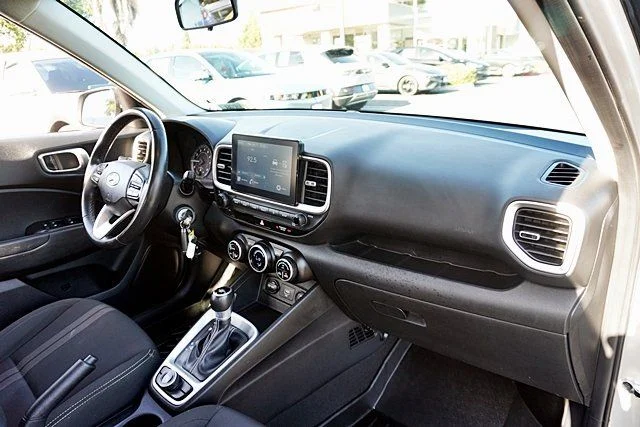 Used 2021 Silver Hyundai SEL image 9