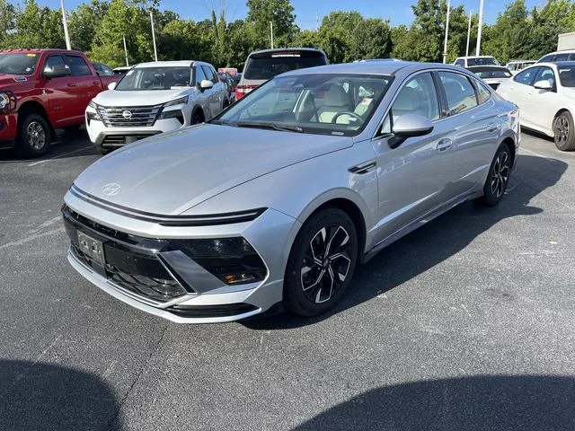 Used 2024 Silver Hyundai SEL image 7