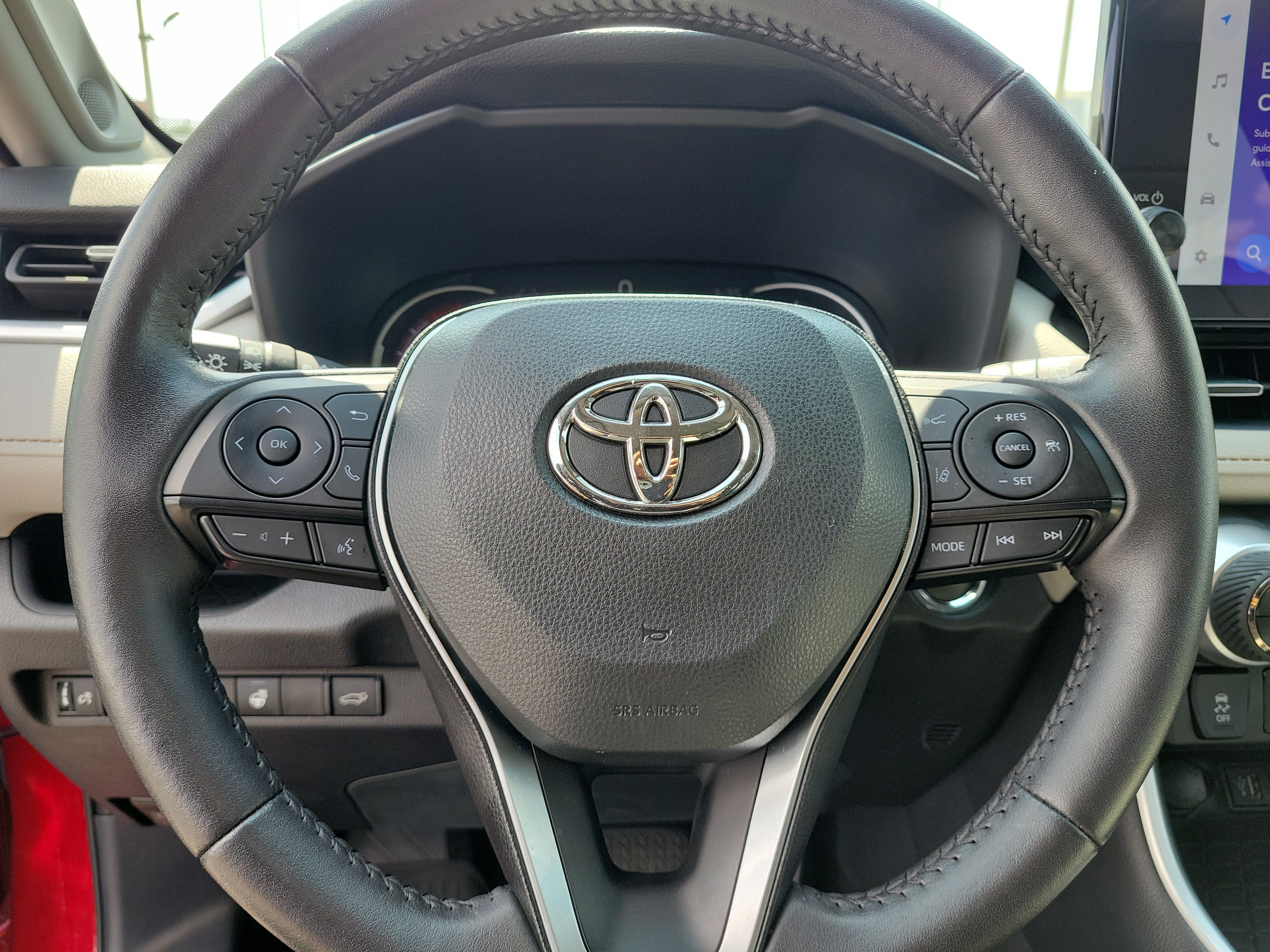 Used 2025 Pearl Toyota XLE Premium image 18