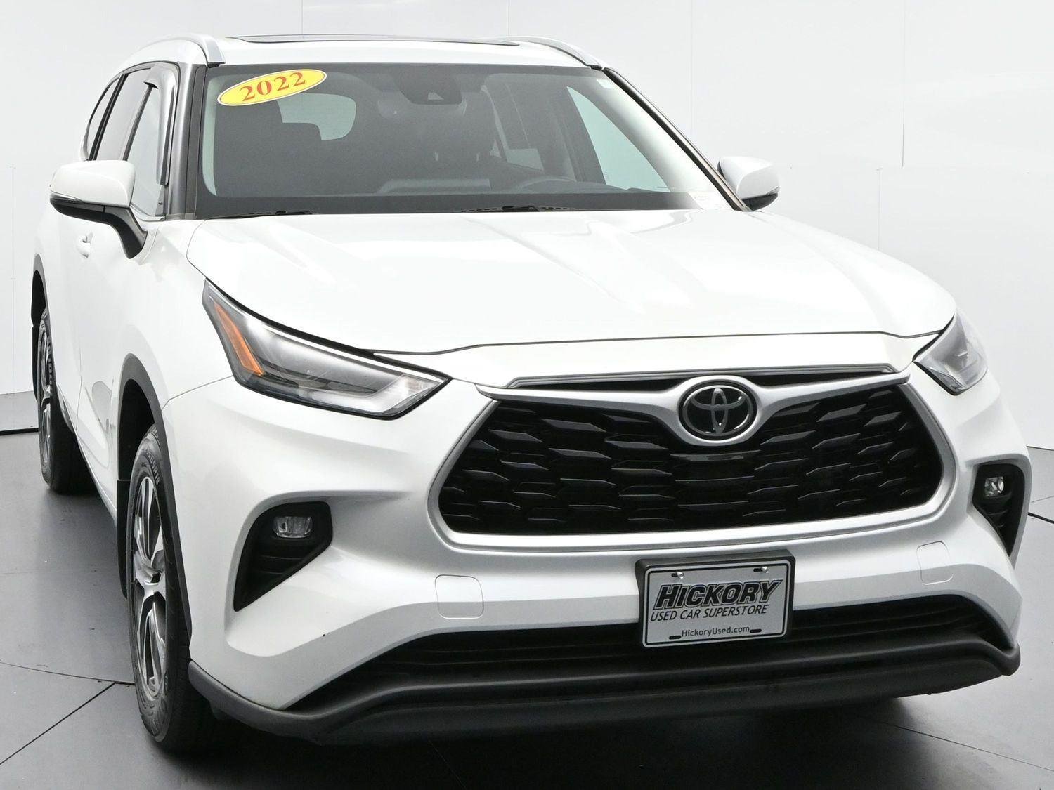 Used 2022 Wind Chill Pearl Toyota XLE image 2