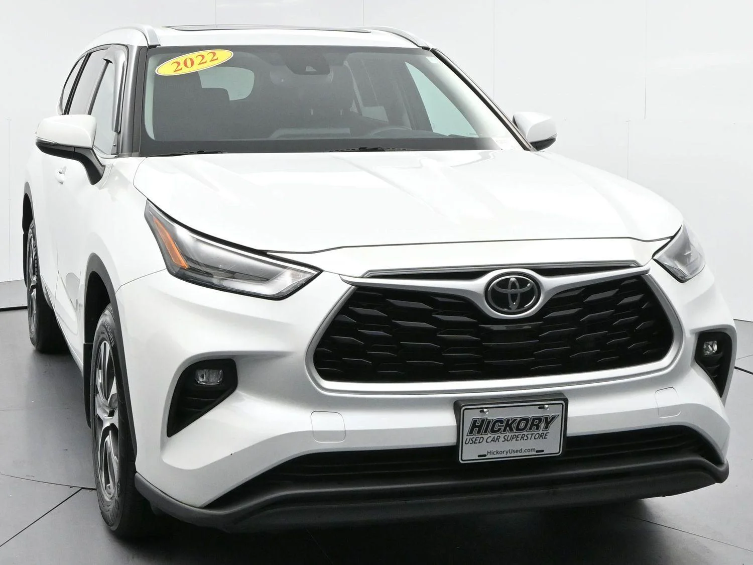 Used 2022 Wind Chill Pearl Toyota XLE image 2