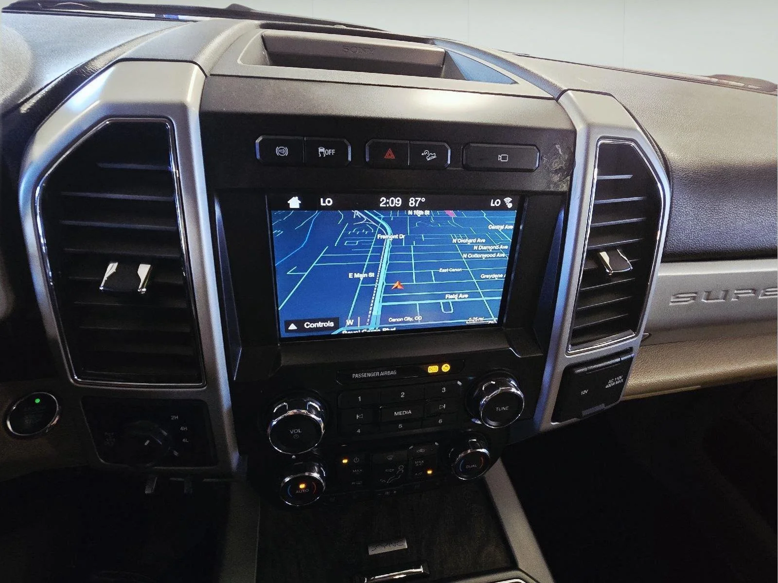 Used 2018 White Gold/Stone Gray Ford Lariat image 20