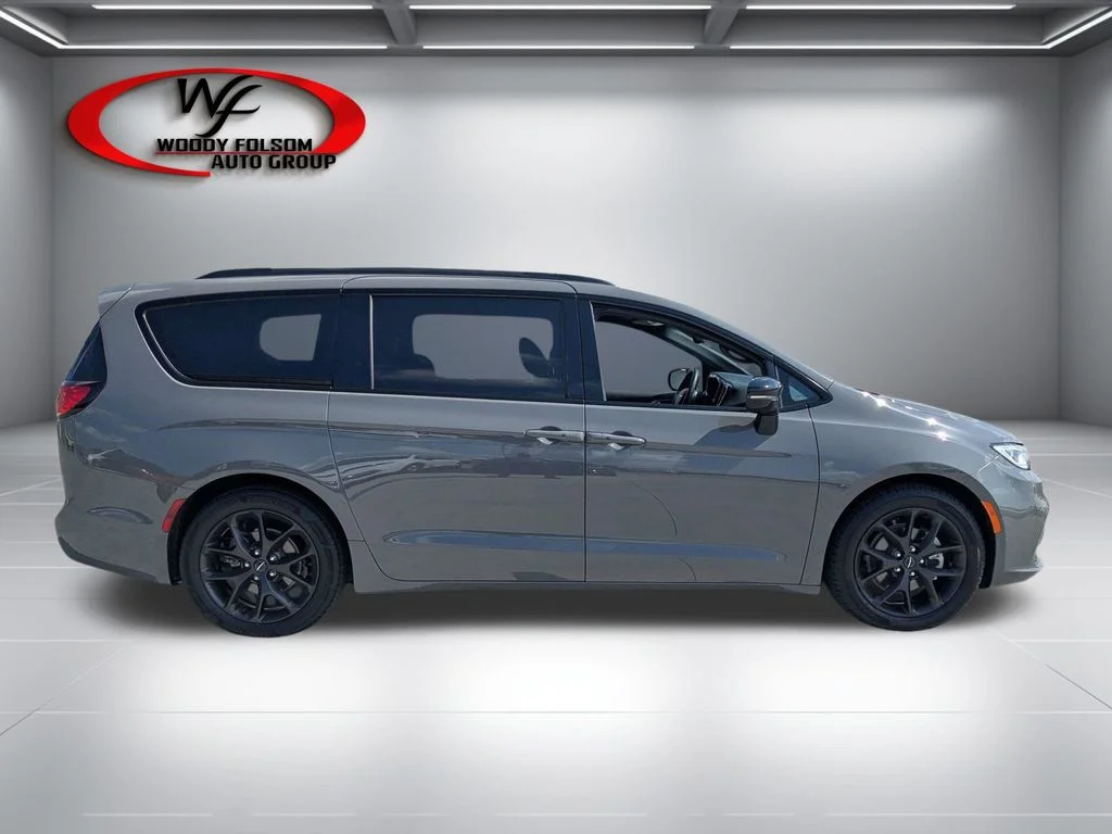 Used 2025 White Chrysler Limited image 2