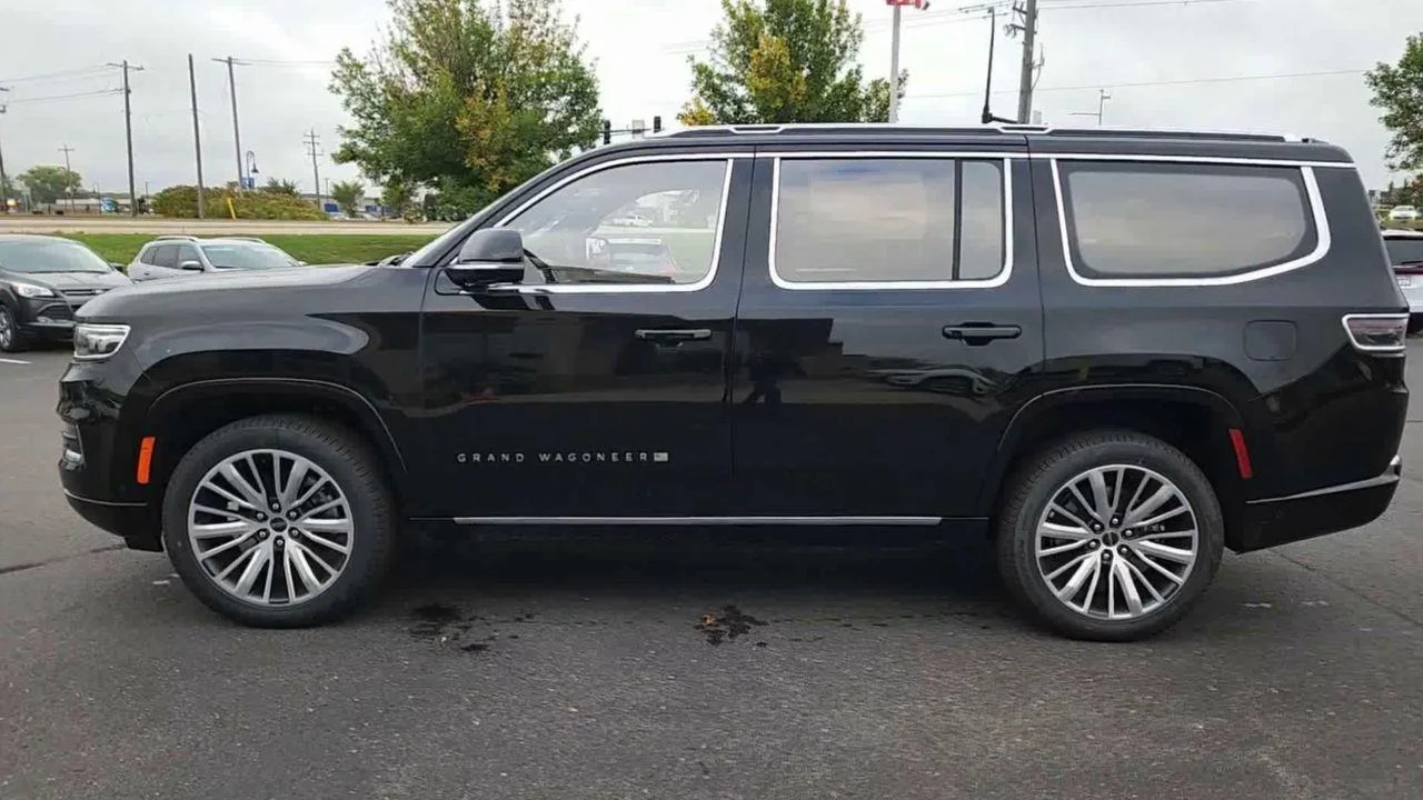 New 2023 Diamond Black Crystal Pearl-Coat Exterior Paint Jeep Series III image 6