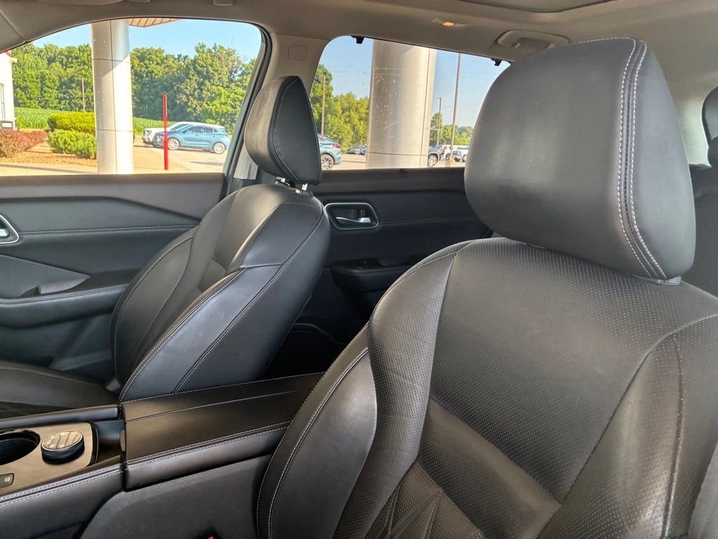 Used 2021 Gray Nissan Platinum image 16